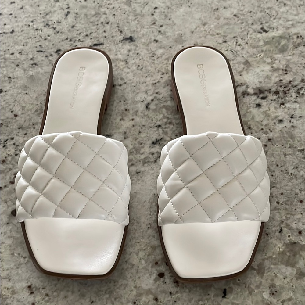 BCBGMAXAZRIA Women's White Quilted Slide Sandals